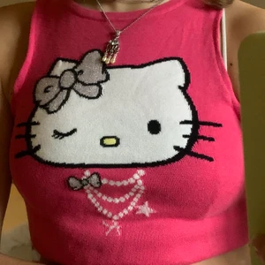 Rosa Hello Kitty topp  - Säljer det här söta lilla hello Kitty linnet! (Jag har lite extra tyg från när jag sydde in den som man kan använda som matchande hårscarf)