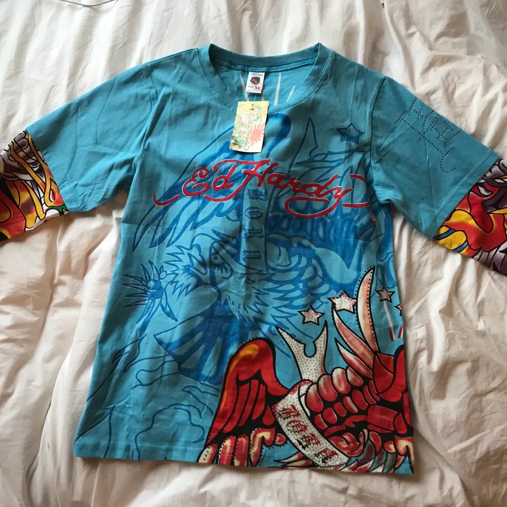 Säljer nu en äkta ed Hardy tröja som köptes för typ 10 år sen av min mamma men den är aldrig använd. Den är precis som ny och har fortfarande prislappen kvar. Den köptes för 1100kr. Ni kan köpa för 300kr inkl frakt😄☺️ storlek m men passar S-L. Tröjor & Koftor.