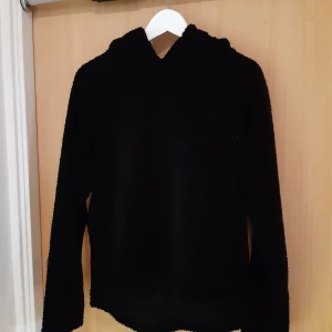 Teddyhoodie - Bli varmast i stan! 🧯 Svart teddyhoodie i storlek M (sitter löst). Passar alla storlekar och humör! Måttligt använd så skicket är prima. Är inte helt 100 på frakten men blir det mer bjussar jag på mellanskillnaden. Löp och köp 🏃‍♀️🏃‍♂️