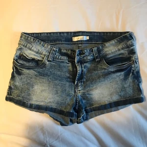 Jeansshorts  - Jeansshorts, halvhöga i midjan. Från piazza italia, strl 44 men motsvarar en 36/38.