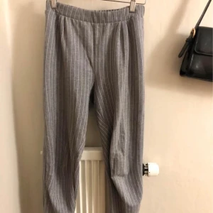 Mjuka kostymbyxor  - Mjuka kostymbyxor. Ingen dragkedja utan bara att dra på, de är töjbara. SUPERSKÖNA. 