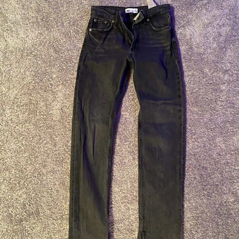 Populära jeansen från Zara med slits nedtill som jag tyvär vuxit ur🥺  . Jeans & Byxor.