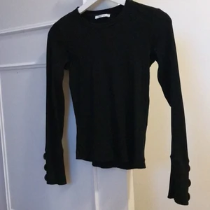 Topp - Topp från Zara med knappar längst ner på ärmarna. Den är i bra skick men har krympt lite i storleken i tvätten. Köparen står för frakt