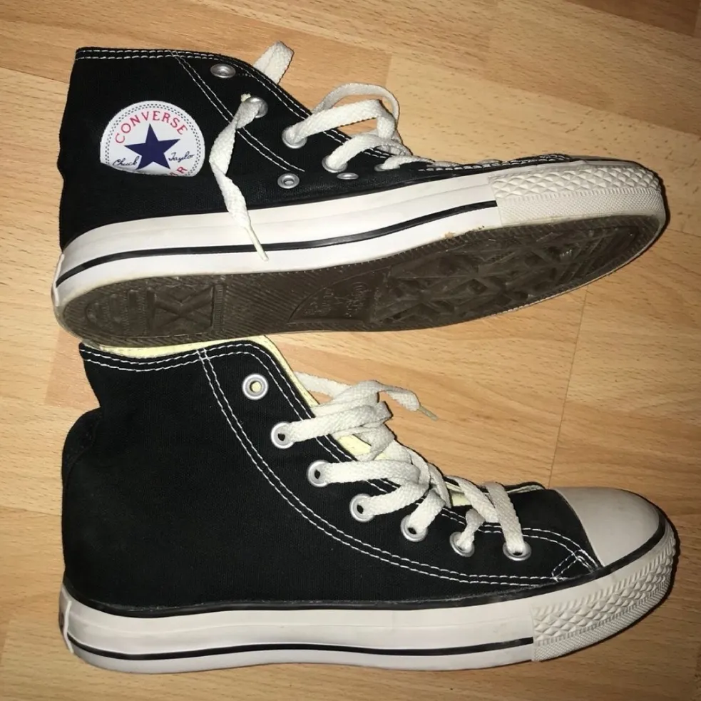 Hej 🌺 Säljer mina i nästan nyskick converse då de är försmå för mig - bara använda ca 6 gånger! Frakt på ca 70 kr står köparen för om en inte kan mötas upp Trollhättan/Vänersborg 🌺💓💕                                  - nuvarande bud: 270 🌺. Skor.