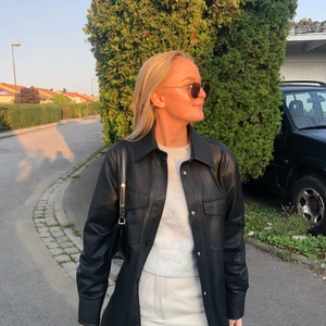 Läderjacka!  - Säljer min supercoola läderjacka (inte äkta) från HM i strl S!! Köpt i somras och är som i nyskick!🥰