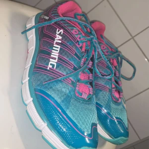 Sneakers salming - Köpta för ordinarie pris: 1399kr men säljer för 600kr. Skorna är inte använda men pågrund av hund i hemmet finns en skada (se sista bilden) i övrigt är skorna i fitn skick. Skriv för fler frågor eller bilder:)