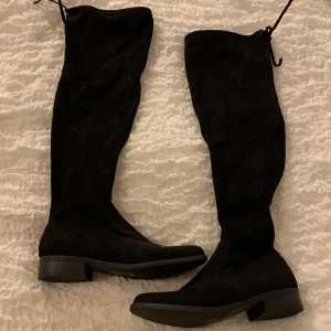Overknee boots - Säljer mina overknee boots, som nya! Svarta i sammetmaterial med snörnings upptill och en liten dragkedja på insidan! 