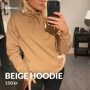 Beige hoodie - En super skön och varm hoodie från Cubus som är köpt för ca ett halvår sedan. Storlek S men den är lite oversized vilket gör att den passar allt från XS-M. 