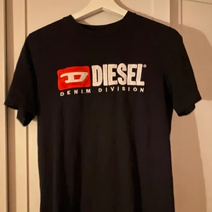 Diesel t-shirt  - Säljer denna tröja då den aldrig kommer t användning. Inget fel på tröjan bara en litet håll som knappt syns (kom privat för bild) annars är den i väldigt bra skick. 