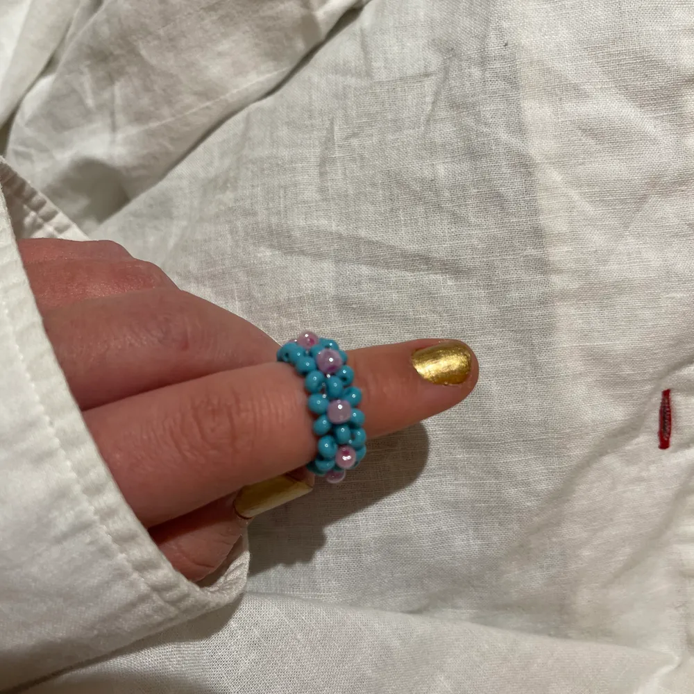 Supersnygg och trendig blå/rosa ring gjord av mig.. Accessoarer.