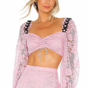 For love & Lemons topp - Kort topp med blommor på axlarna. Normal i storlek.  Aldrig använd 