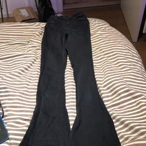 Svarta Gina tricot Natasha(bootcut) jeans storlek xs, bra kvalité, nästan aldrig använda. Originalpris 399kr.