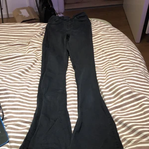 Svarta Gina tricot Natasha bootcut jeans storlek xs - Svarta Gina tricot Natasha(bootcut) jeans storlek xs, bra kvalité, nästan aldrig använda. Originalpris 399kr.