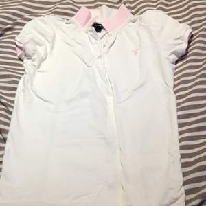 Rosa vit Gant tröja med krage storlek 170, köpt på gant, väldigt bra skick.