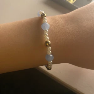 Halsband - Oanvänt och handgjort pärlarmband!! Skriv för fler bilder och/eller frågor)) köp gärna!