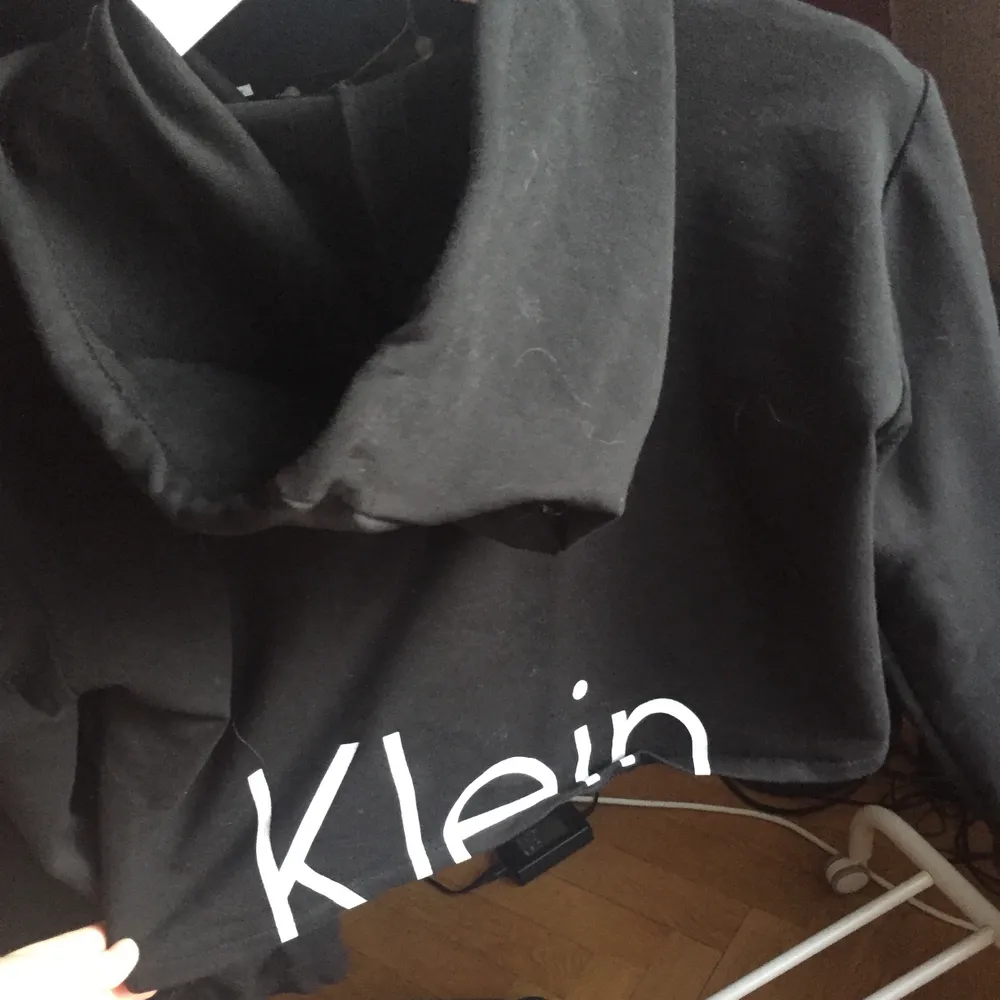 En fin croppad Calvin Klein hoodie från Turkiet( Dvs inte äkta) Det står att storleken är M/L men tycker att den passar mer som S/M.Tröjan styck 30kr Shortsen 30kr men tsm 50kr om man skulle vilja båda. . Tröjor & Koftor.