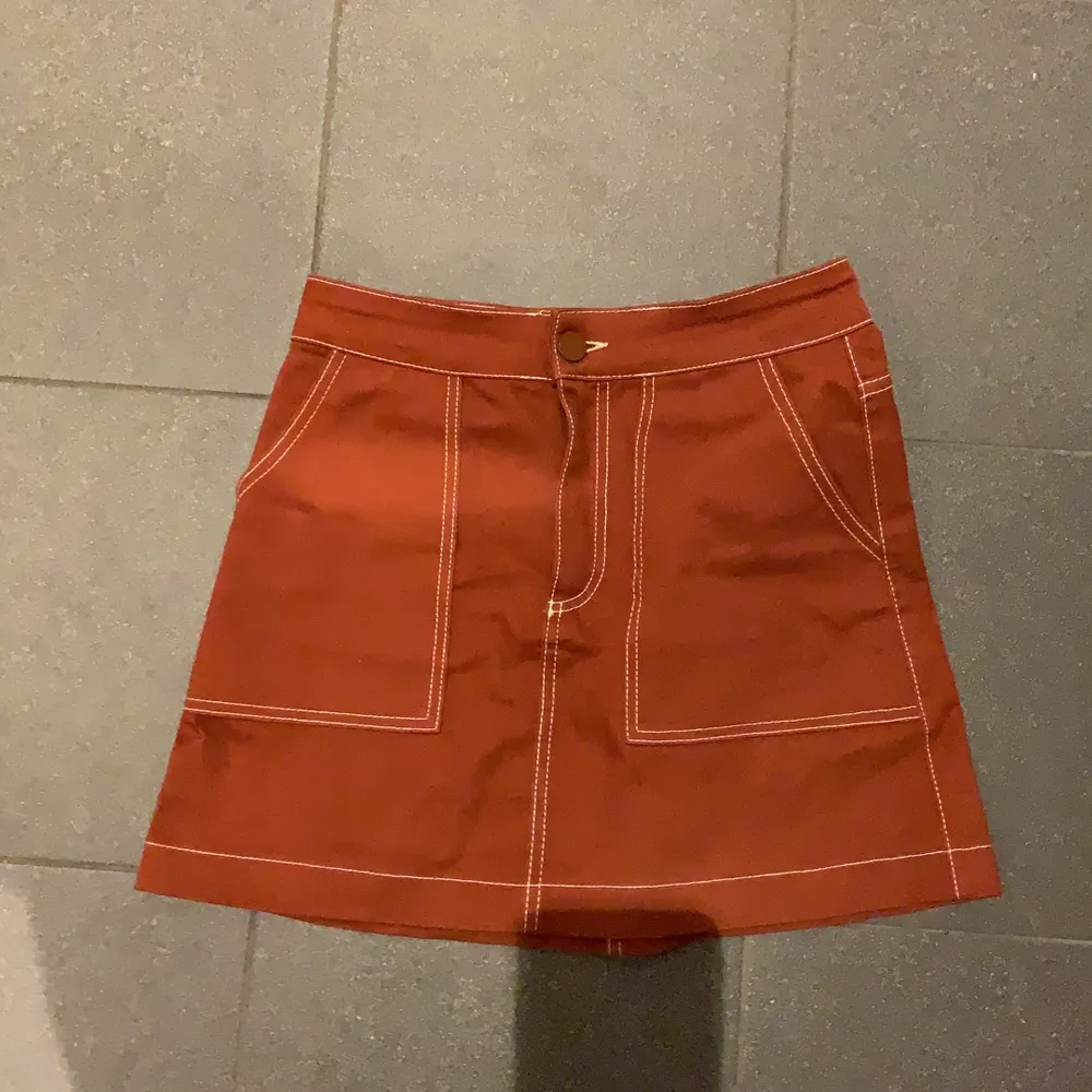 En orange kjol med kontrast sömmar från zara❣️. Kjolar.