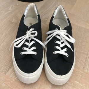 Skor storlek 38 - Ett par mörkblå skor med silver där bak. köpta för 200. Tar 50kr använda 1 gång🤍