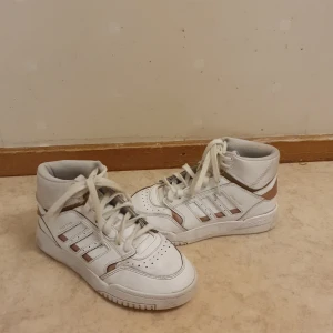 Adidas skor:) - Vita adidas skor med lite rose gold färg, jättefina bra skick köpte de i somras, mer bilder privat:) (priset går att diskutera)❤️