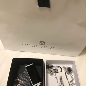 Marc Jacobs  - Ett armband & halsband säljes helt ny, med prislapp, förpackning. Fick detta dessvärre i present men har redan sådana, så säljer dessa. Nypris armband : 595 kr Nypris halsband: 645 kr.