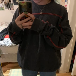 CREWNECK - denna är från american eagle outiffters, har en liten fläck bakom armen, går säkert och tvätta bort!🥰 Använd några gånger, från second hand🥰