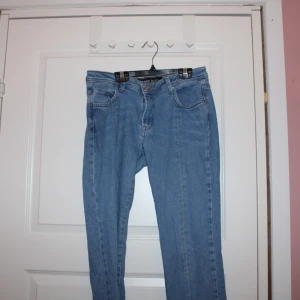 Jeans - Blåa jeans från denim rebel. Fina jeans med fina flare detaljer och slit på benen. Kan levereras i Göteborg zon1 och 2 inom västtrafiks rese handlingar. Helst cash då jag inte har swish. Detta kan dock lösas. Lägg bud