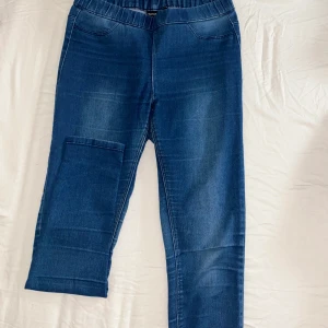 Jeans från Kapphal i storlek 38 - Jättefina skinny fit jeans som tror är från kapphal, den är använd ett par gånger men är i bra skit och ser ny ut. Säljer för jag använder inte den längre. Passar M mest men tror S oxå