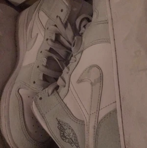 Jordan 1 grey camo  - jättefina Jordans jag fått i tidigt julklapp. Använda tre gånger ish. Dessa är helt slutsålda.  Kan sälja billigt:)