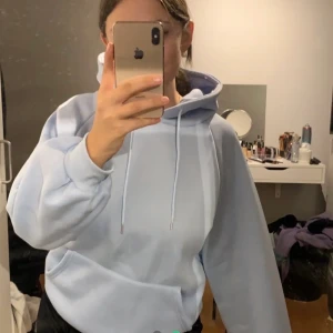 Hoodie - Jätte fin blå hoodie säljs på grund av att jag nt gillar blått på mig✨✨ vet inte vart den kommer ifrån men jätte skönt  material