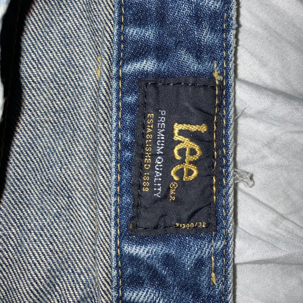 Skitsnygga och coola blekta lee-jeans. Passar xs och s. Skriv för mer info. Jeans & Byxor.
