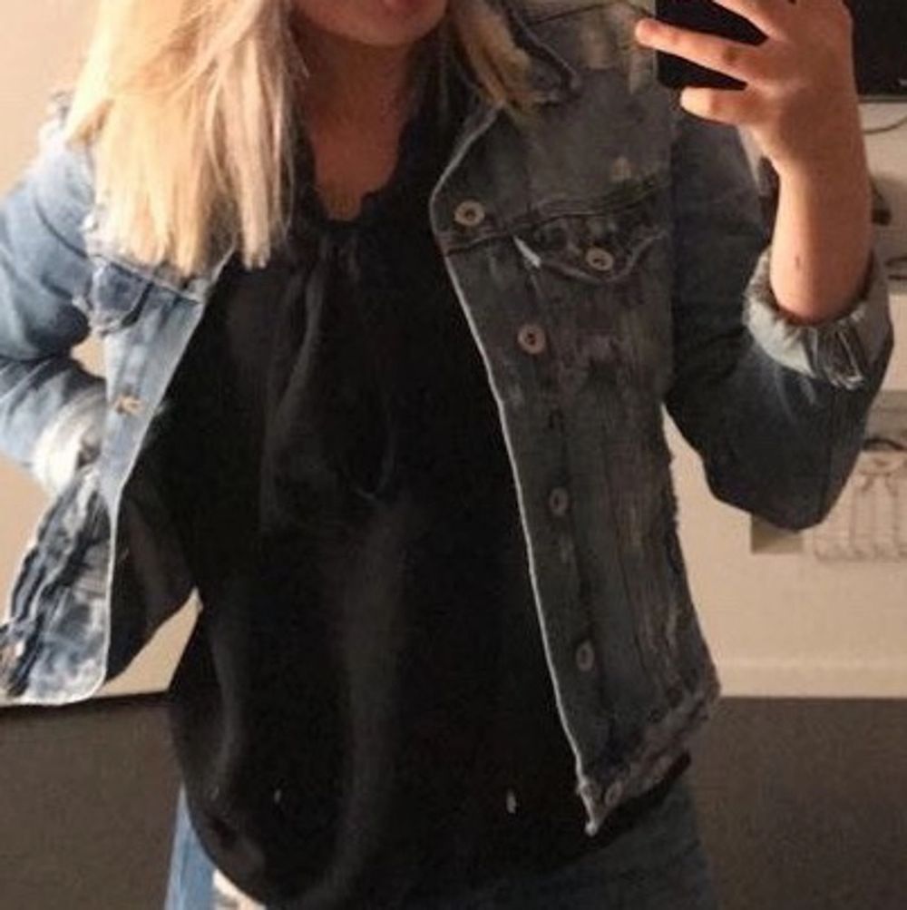 Fin jeansjacka från zara med slitningar. Sitter ganska tight så inte oversize. Mycket fint skick. Frakt 50kr. Jackor.