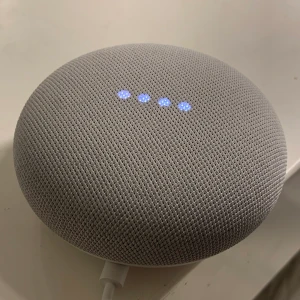 Google nest mini - Helt splitterny Google nest, endast öppnad o startad ❤️ Insåg dock att inte Apple Music funkar till så säljer därför vidare :)frakt ingår å spårbar! 10/10 i skick! Sladd+manual + låda ingår 🤩 (allt) Som Google home men nyare o bättre ;) pris kan disk