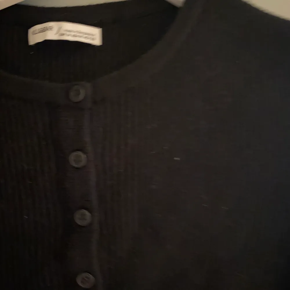 En svart croppad tröja med knappar från pull&bear i strl M. Frakten är inte inkluderad i priset. Det är bara att fråga om du vill ha fler bilder!. Toppar.