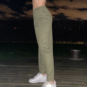 Gröna byxor - Najs gröna ribbade byxor från Gina! De är ganska tunna men supersköna, är lite korta för mig som är 177