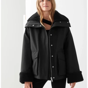 & Other Stories Jacka - oversized boxy shearling jacket från & other stories i storlek xs! typ helt oanvänd, så i jättebra skick. nypris 1450kr men slutsåld i alla storlekar.  