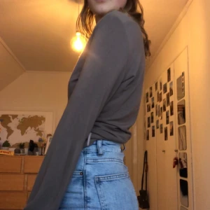 Brun tröja - En söt brun tröja med coola paljetter. Super mjuk och gosig. Köparen står för frakten, men jag kan också mötas upp i Malmö eller Lund!💞💞🥰😚