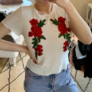 T-shirt med snyggt tryck  - T shirt som är köpt i USA. Använd mycket men ser inte så sliten ut. 