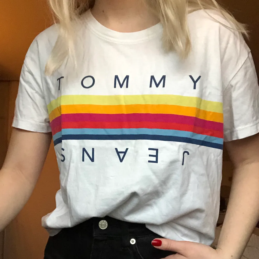 ”Pride” t-shirt från Tommy Hilfiger. Endast använd fåtal gånger och den har mycket bra kvalité. Frakt tillkommer . T-shirts.
