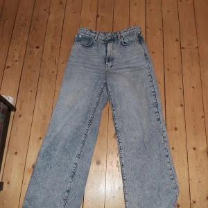Blåa vida jeans - Snygga Blåa vida jeans från gina tricot(snygg färg). Skriv för fler bilder då man kanske inte ser riktigt, nypris för jeansen var 599. Dom är lite lite slitna längst ner på jeansen eftersom dom är ganska långa. Buda om de är flera som är intresserade kolla gärna mer vad jag säljer för kläder💕💕