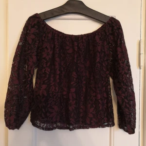 Off shoulder shirt Hollister - Jättefin shirt i  burgund färg, använd men i jättebra skick. Stl XS men den är inte tight 