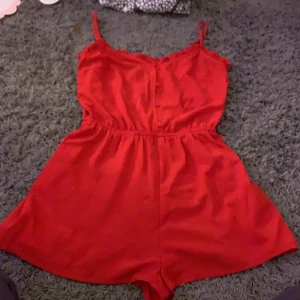 Hm playsuit röd - Har aldrig använt denna men jag tycker att den är väldigt fin. Tyvär är den för liten för mig så jag måste göra av mig med den. Den passar perfekt till sommaren när man är ute vid det vackra vädret. Ink frakt eller mötas 