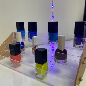 Smink/nagellackställ  - Perfekt för att fint bevara ditt nagellack eller smink. Den har inga defekter och rengörs självklart innan den postas. Säljer då jag rensar mitt rum. Nypris 200kr.  För frågor är det bara att komma privat. Frakt ingår ej. 