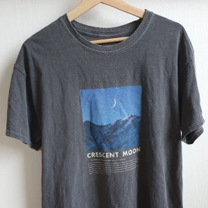 Crescent moon t-shirt - Skitsnygg t-shirt från urban outfitters, säljer då den inte kommer till användning längre! Köparen står för frakten (59 kr). Skickar gärna fler bilder 💫 Buda i kommentarerna, budgivningen avslutas 6/1 🪐