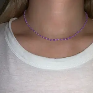 Lila pärlhalsband med små pärlor💜🤍⭐️🤩💫 halsbandet försluts med lås och tråden är elastisk 