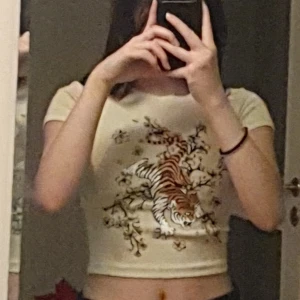 En beige tröja<3 - En jättefin beige crop top som är populära nu, helt ny använd endast en gång:) säljer om jag får ett bra bud<3 (buda i kommentarerna, högsta bud är 200+frakt:)