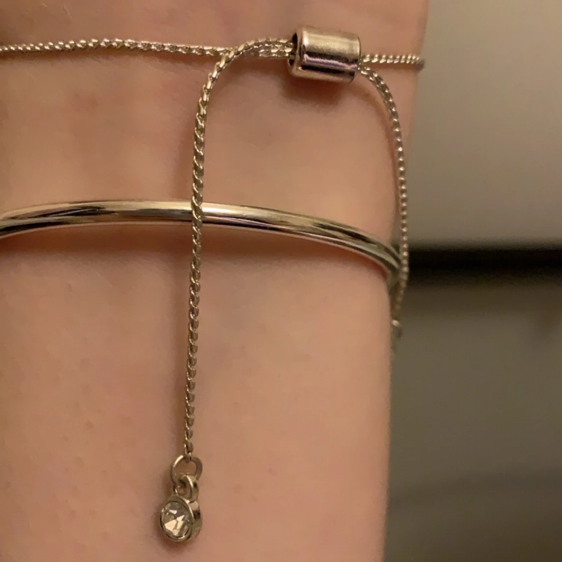 Silvrigt armband med stenar  - 90