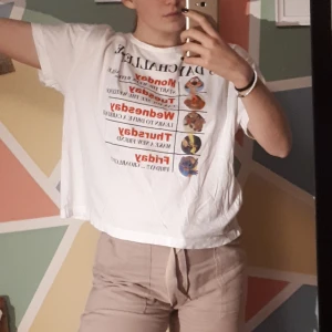 Disney tröja - Vit T-shirt från Zara med Disney tema. Storlek L och rak i passformen, är själv ~M. Roliga korta texter för varje dag, en från varsin Disney-film (bild 3).    Köpare står för frakten. Kontakta mig om du är intresserad :)