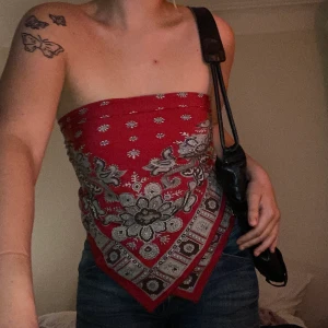 Scarf - Skitnajs sjal som funkar jättebra som topp! 