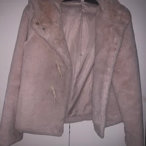 Mys jacka för höst och vår - Väldigt bra skick, finare i verklighetern! Tjockare mys jacka i ljus beige/rosa typ aldrig använd
