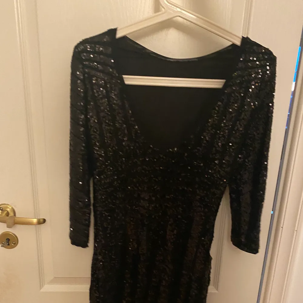 En svart glittrig klänning med låg rygg som är perfekt till fest 🎉 Endast använd 2-3 gånger och är i väldigt bra skick! Om ni vill ha fler bilder så är det bara att fråga efter det. . Klänningar.